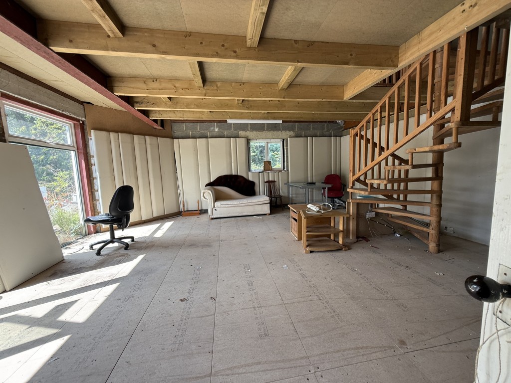 Lot: 114 - DETACHED BUNGALOW WITH APPROXIMATELY 11.6 ACRES, REQUIRING RENOVATION - Incomplete extension